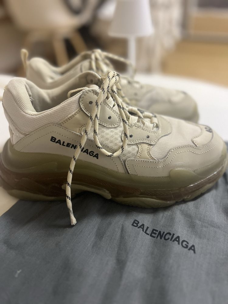 Balenciaga triple s кецове в бежово размер 40