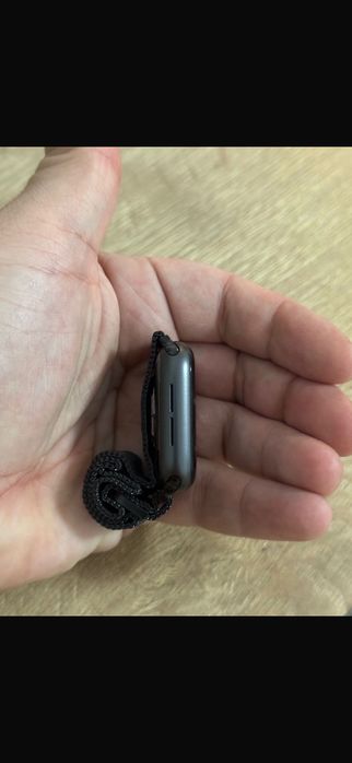 Vand doua apple watch :se si seria 6