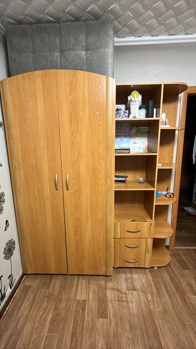 Шкаф и полка с ящиками