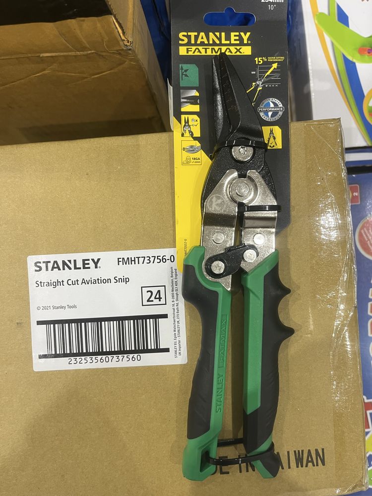 Foarfece tabla stanley fatmax pe dreapta galbene si pe stanga verzi