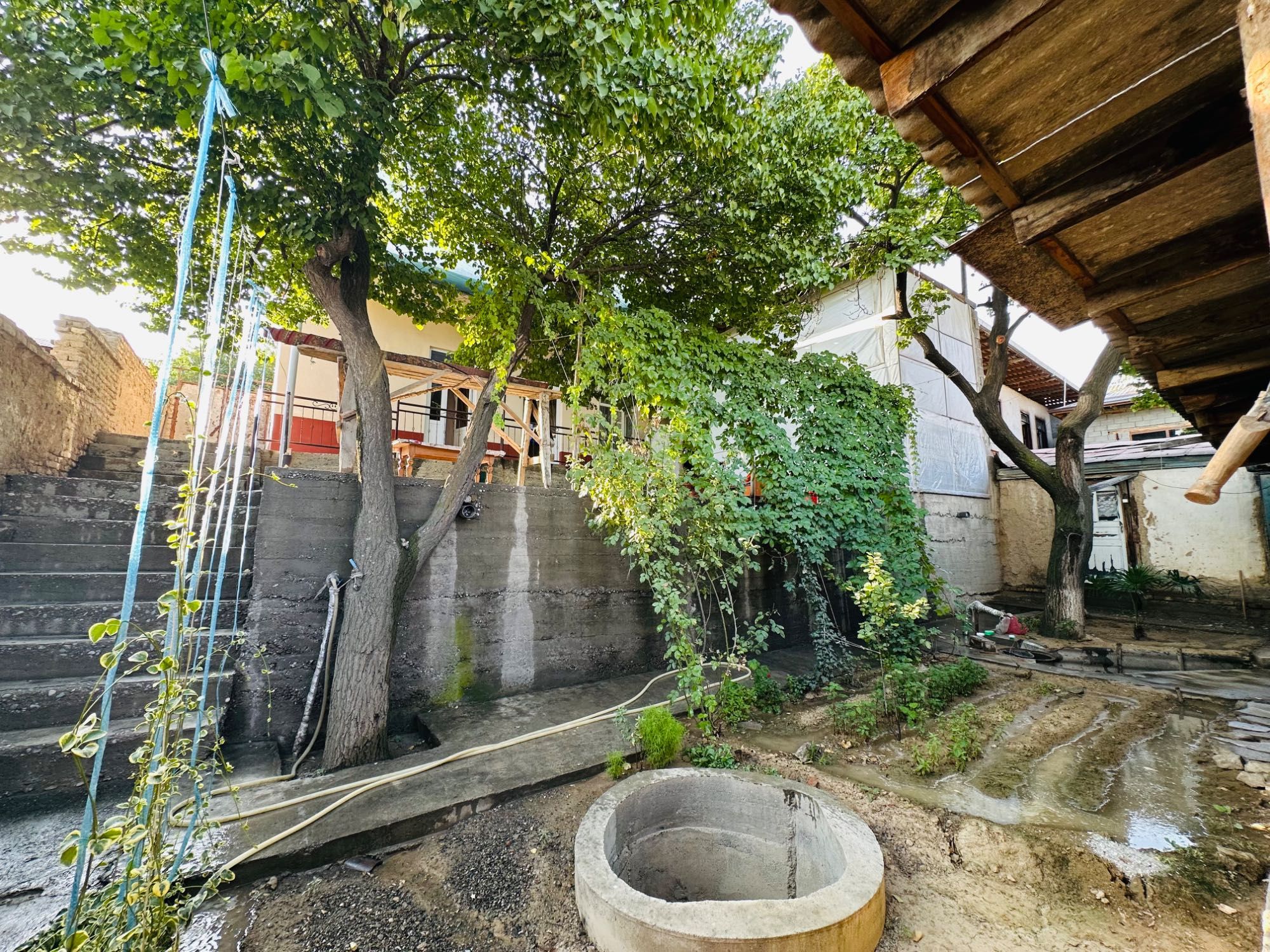 Srochno Sotadi. 3 sotik 3 xona uyi bor qoshimcha 1 sotik bor