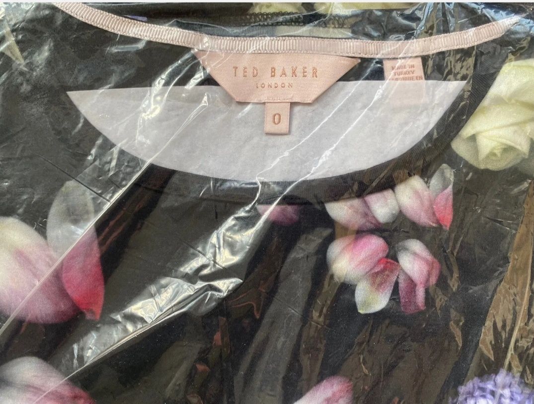 НОВА Ted Baker Дамска черна тениска, топ с флорални мотиви