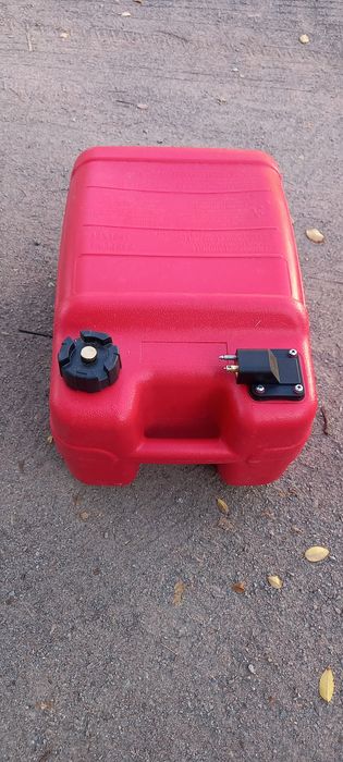 Бак лодочный. 24л. Бензобак.