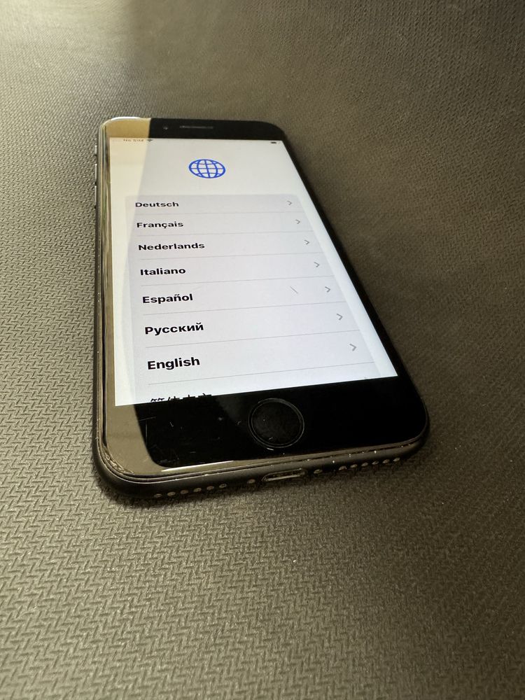 iPhone SE (2020) 128gb - заключен с iCloud, в отличен външен вид