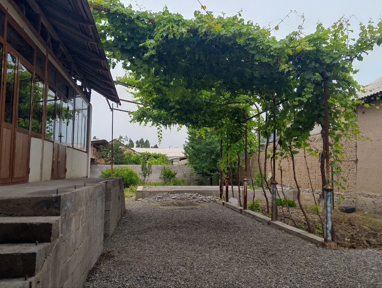 Hovli uy. Sotiladi 6 sotix