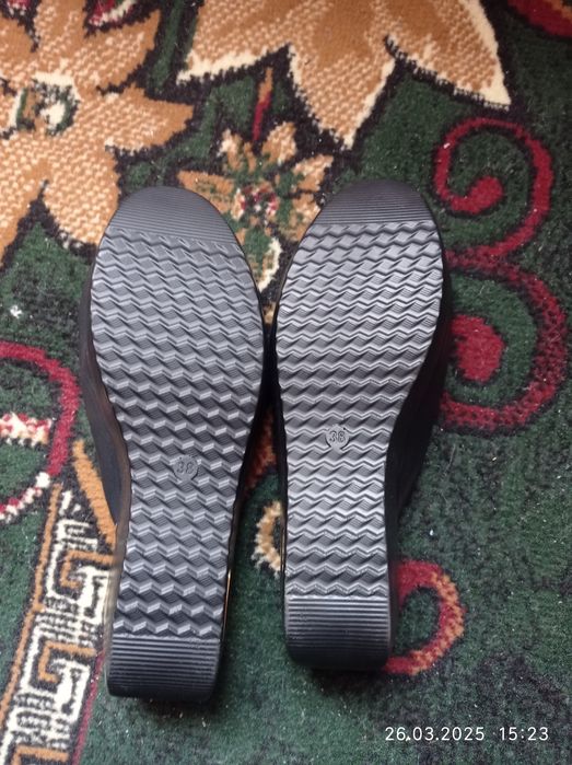 Босоножки новые 38 размер.