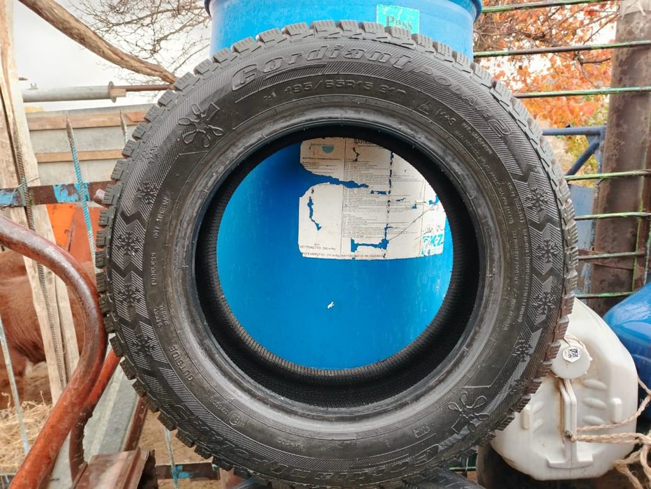 Продам R15 зимние шины! 4шт комплект!