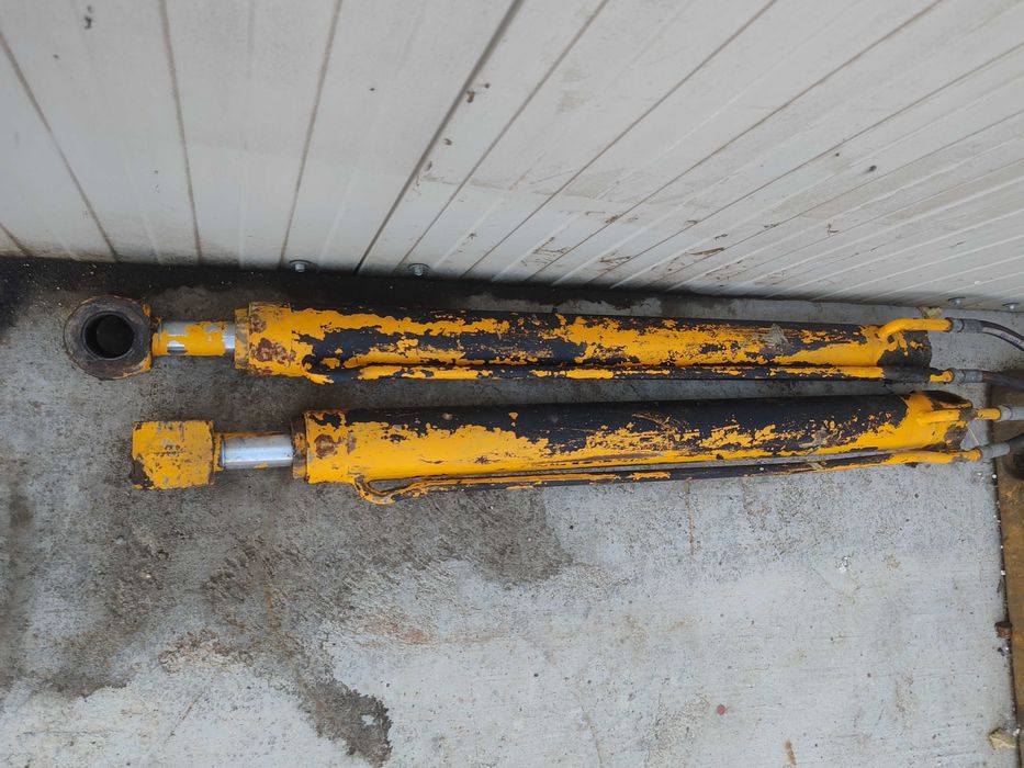 Cilindru ridicare brat Buldoexcavator JCB 3CX