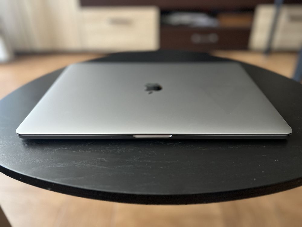 Отличен MacBook Pro 15” i9 512GB 16GB 4GB Video Space Grey