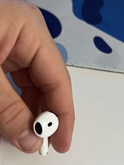 Airpods 4 със active noise cancellation