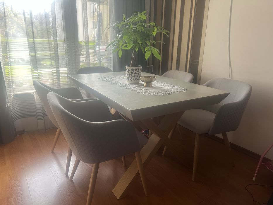 Трапезна маса и столове