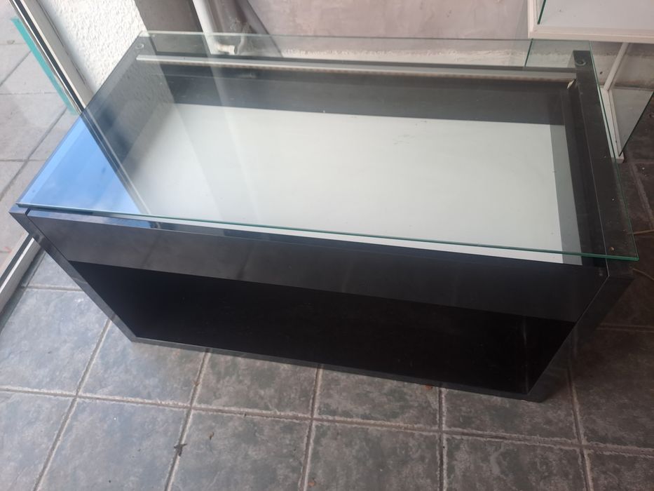 Холна маса със стъкло