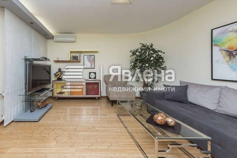 Дава се под наем Двустаен апартамент в София, Гоце Делчев - 80 кв.м за 700 € - Снимка #1