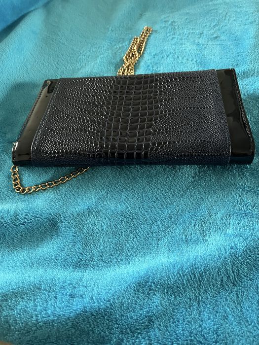 Geanta tip plic piele lacuita Prada 16x3x23 cm in stare perfecta