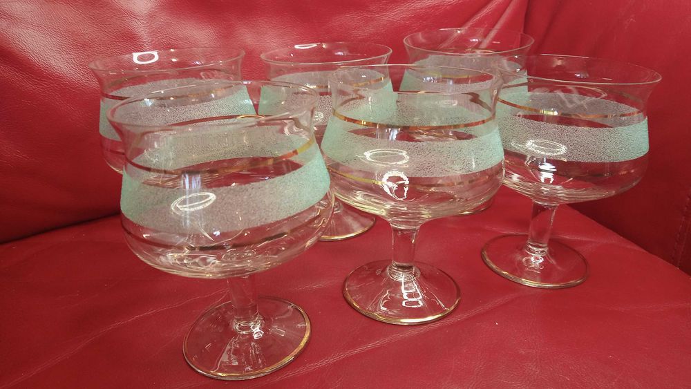 Много красиви ретро шампанки, златни кантове, цветна посипка, 6 бр