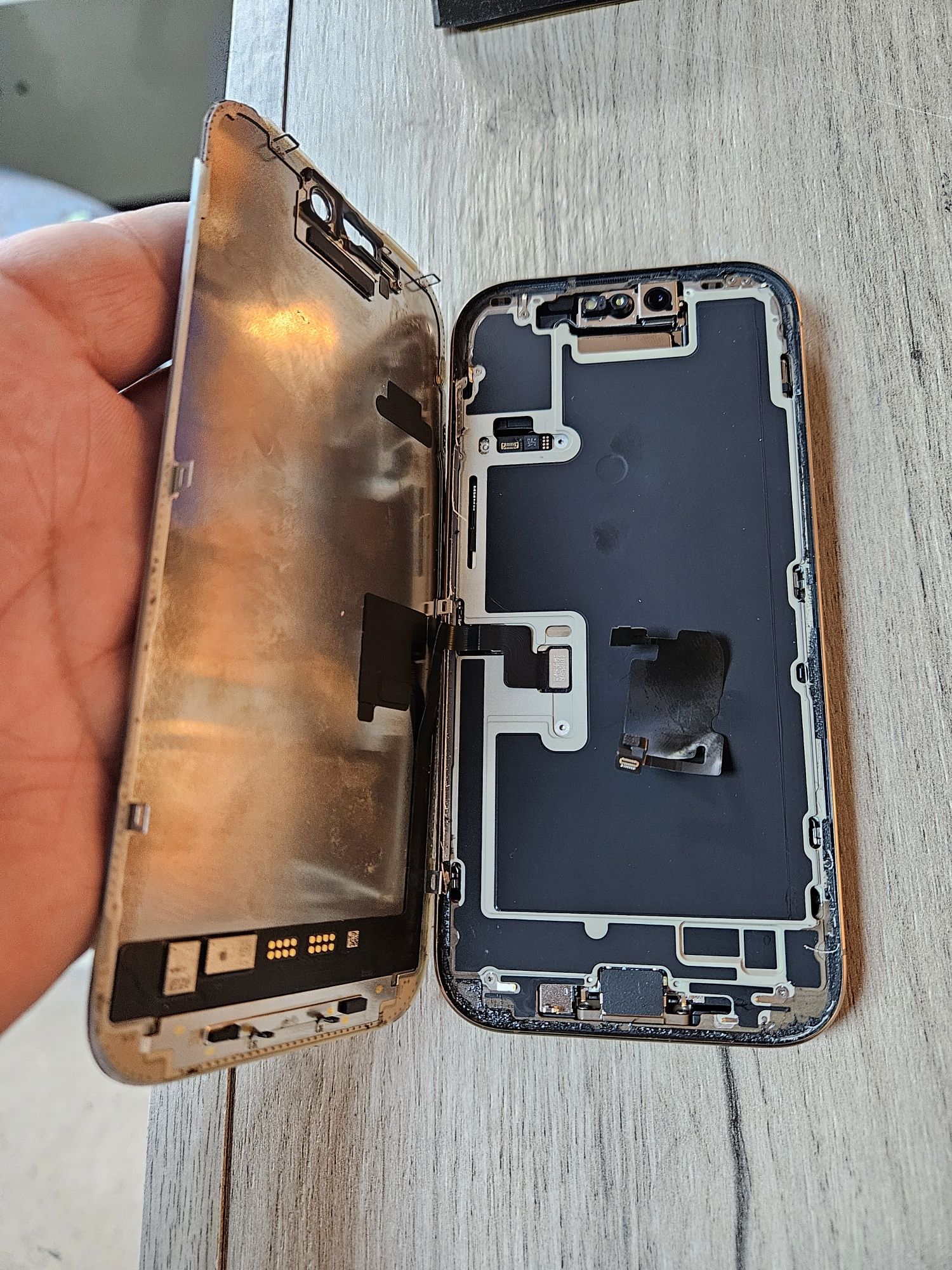 Schimbare geam inlocuire sticla display Iphone 16 pro max 16 pro