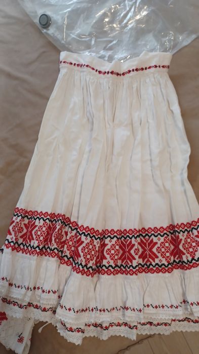 Costum popular vechi și unul nou