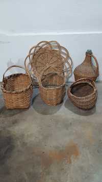 Продавам плетени кошници и дамаджана от старо време