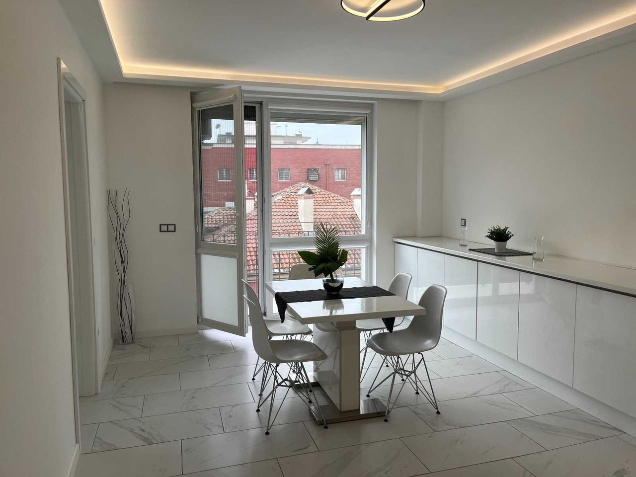 Продава се Тристаен апартамент в София, Изток - 90 кв.м за 1556 €/кв.м - Снимка #2
