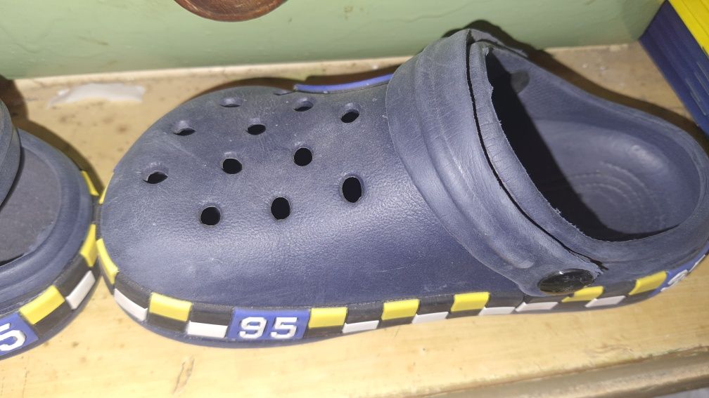 Oferta slapi crocs 28