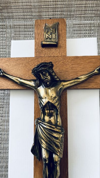 Дървен кръст с бронзова фигура Разпятие Христово