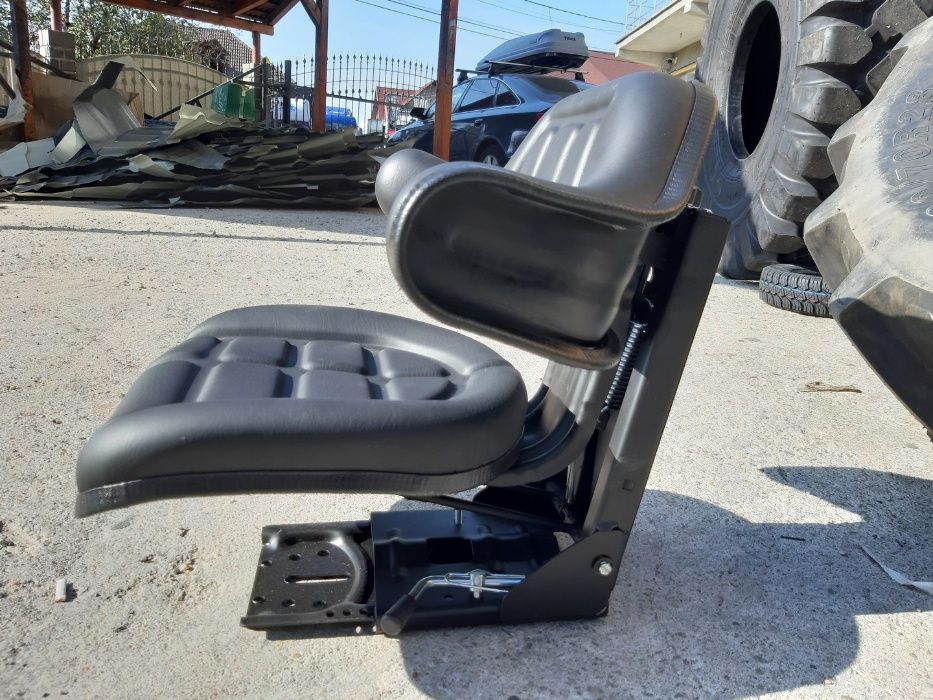 Scaun de tractor nou cu prindere universala si triplu