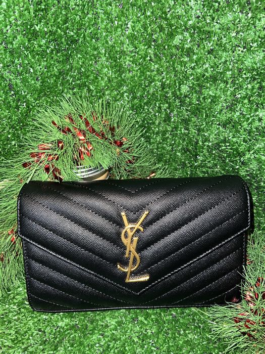 Geanta Saint Lauren neagra, piele fină si moale.