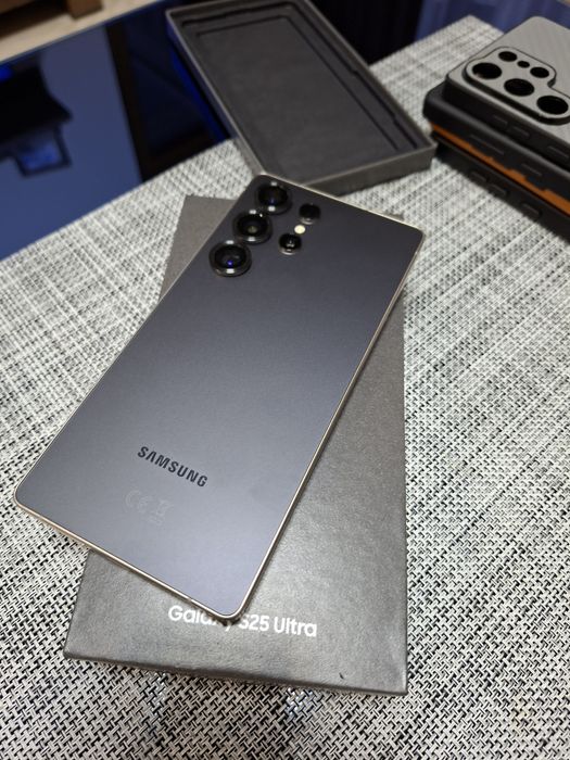 Продавам SAMSUNG s 25 ULTRA