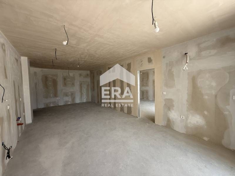 Тристаен апартамент за продажба, с големи стаи, в нов затворен тип ком