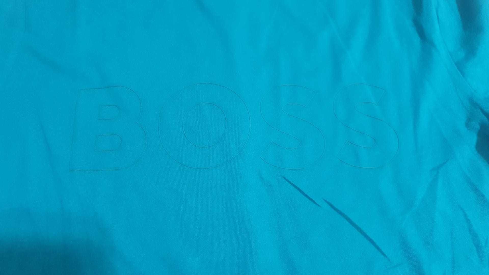 Vand tricou barbati Hugo Boss masura S si M original nou cu eticheta.