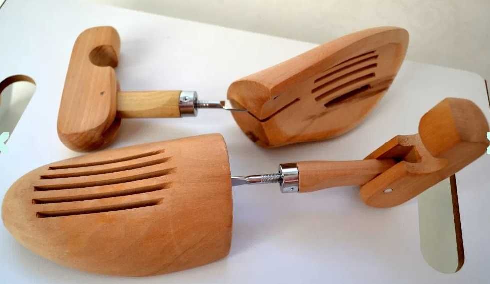 Sanuri sutinatori model forma pantofi din lemn de cedru cu filet