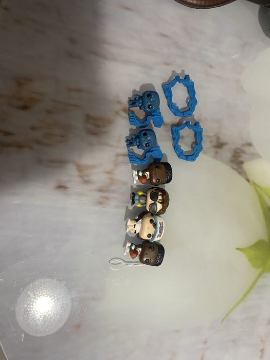 Очень странные дела фигурки киндер джой продам