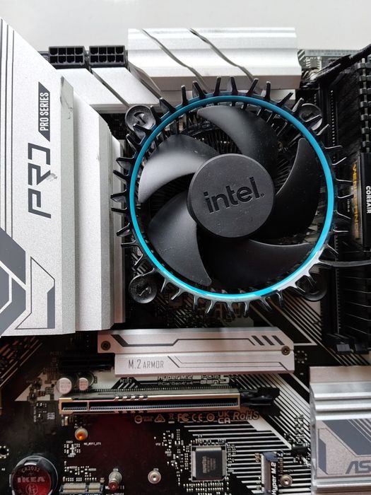 Vând Intel Core i3 14100F, ASRock Z790 Pro RS/D4, 32GB DDR4 Corsair