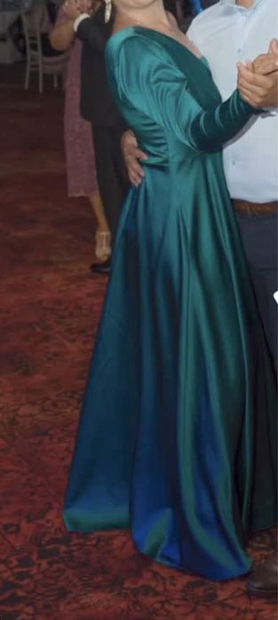 Rochie lunga pe un umar