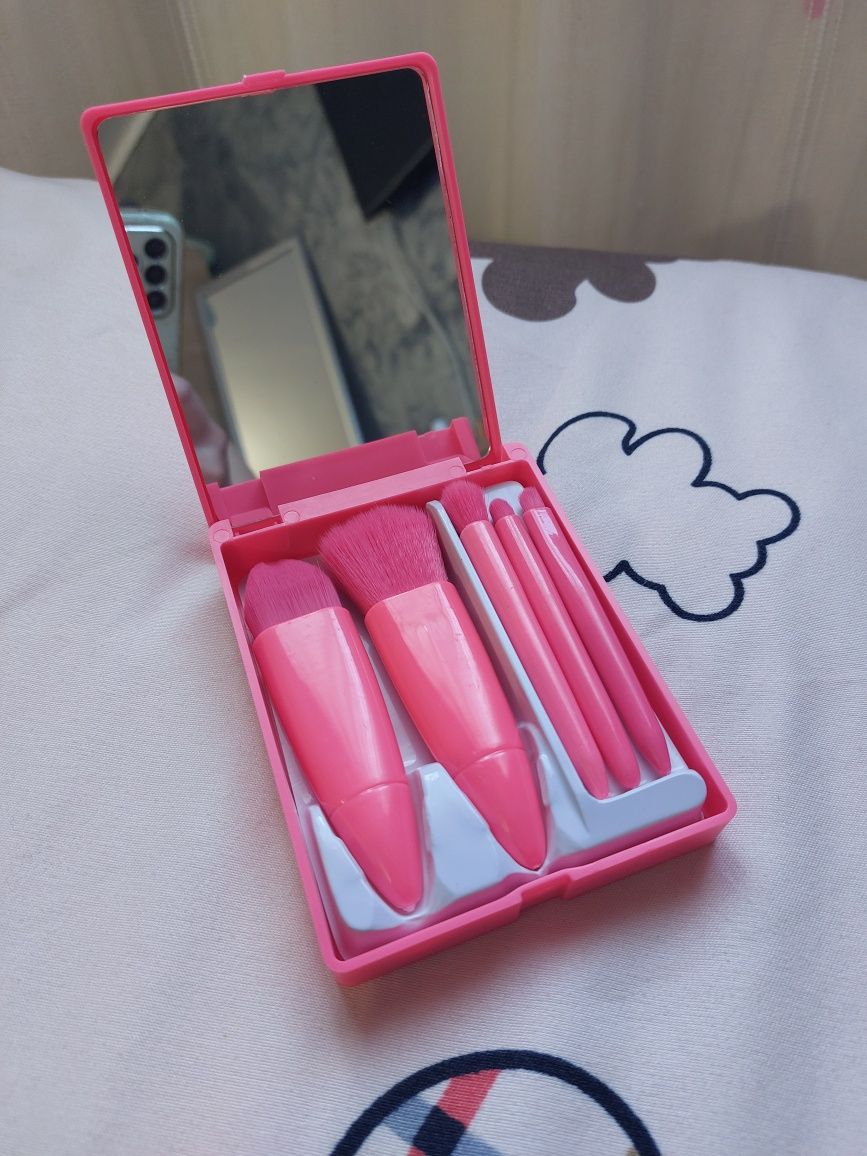 Set pensule de machiaj + oglindă cosmetică