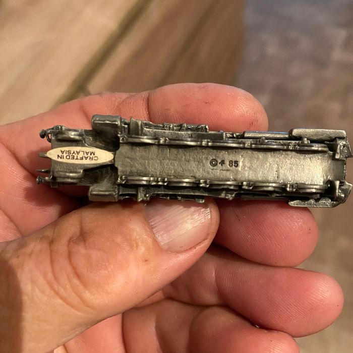 Locomotive din metal cu panou de expunere și șine metalice