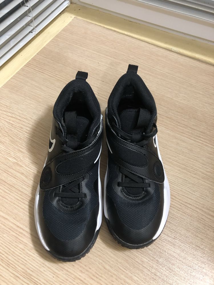 Обувки nike.