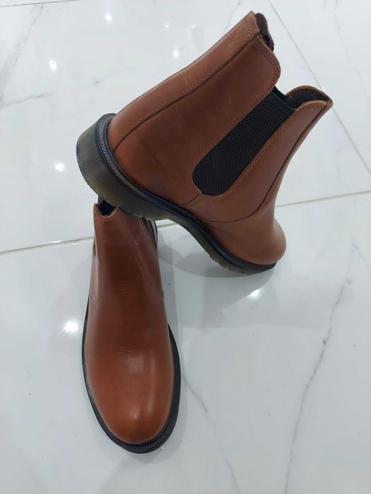 Ghete din piele maro.