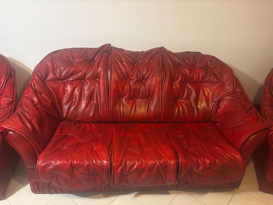 Set canapea + fotolii din piele roșie vintage