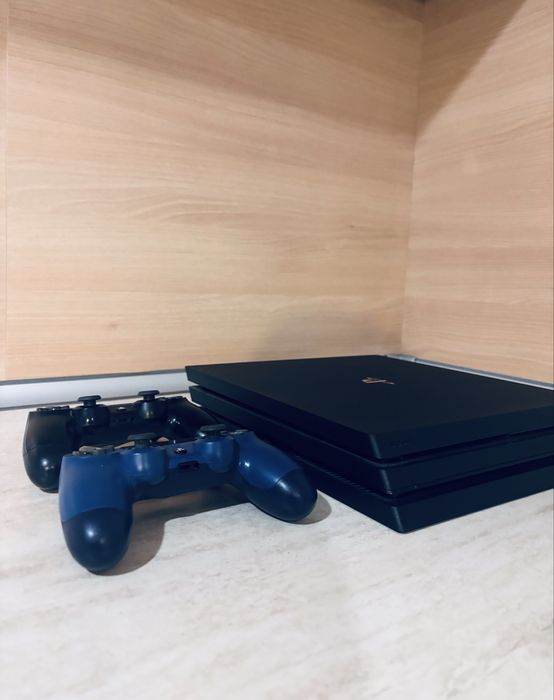 Продавам PS4 Pro 1TB с 2 контролера