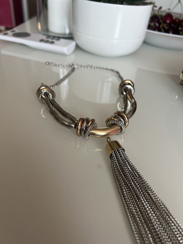 Страхорни колиета на Zara and H&M