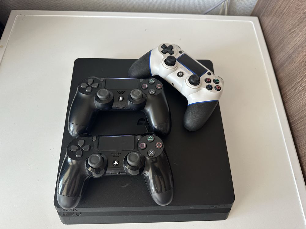 Playstation 4 Slim 1TB с 3 контролера