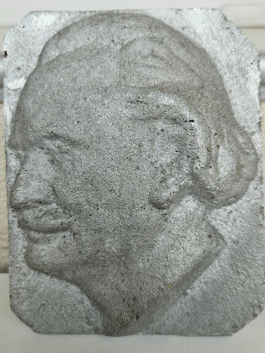 Бронзов барелеф на Г. Димитров