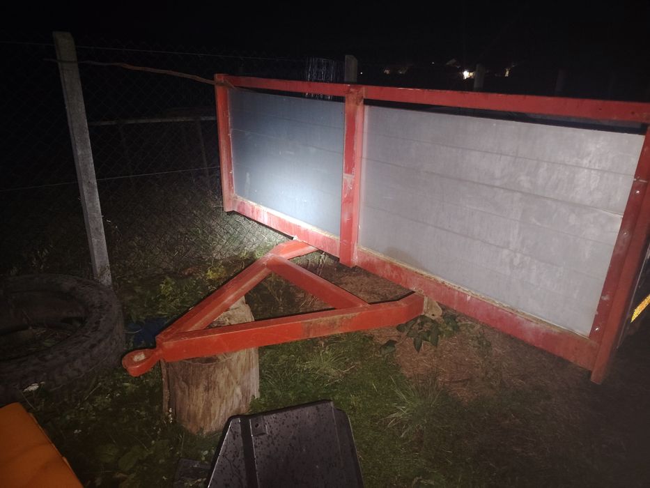 Vînd remorca după tractor