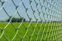 Изграждане на огради с циментови колове и поцинкована оградна мрежа