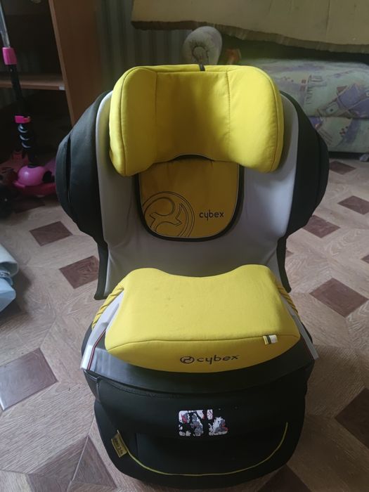Автомобильное кресло для ребенка.