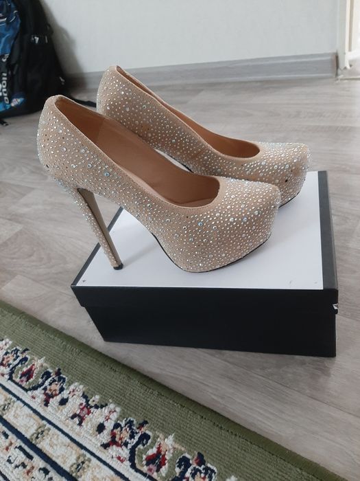 Туфли мен осенний етик сатылады