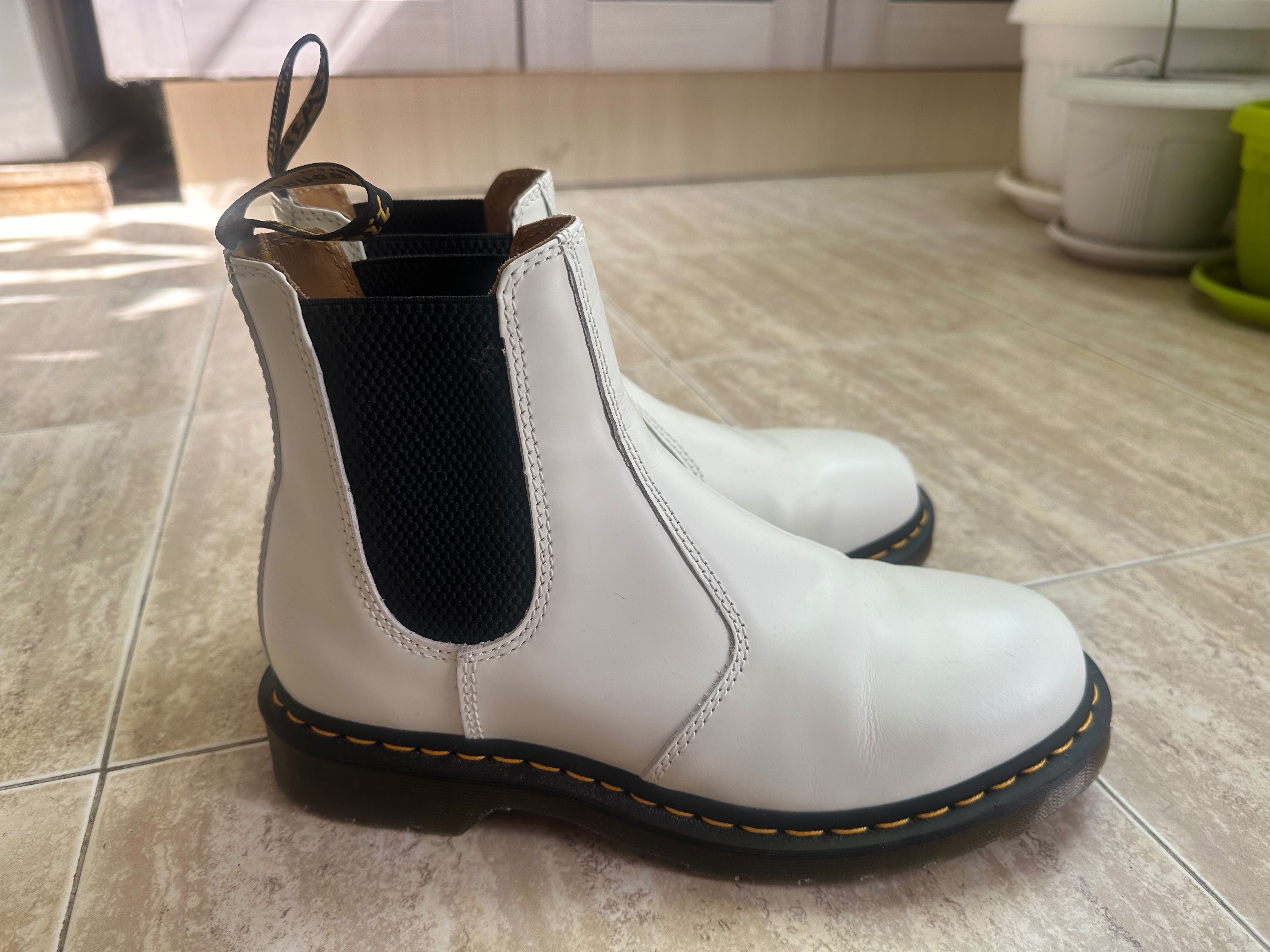 Dr Martens Chelsea boots White