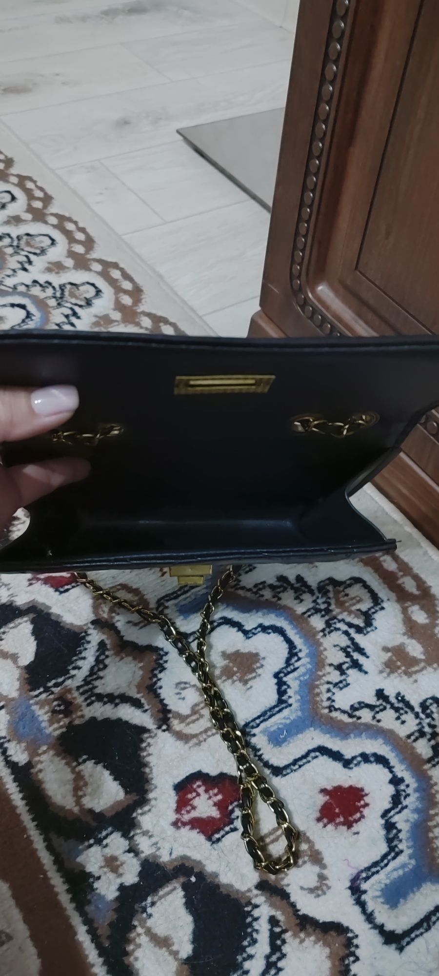 Золотистый клатч и черная сумочка