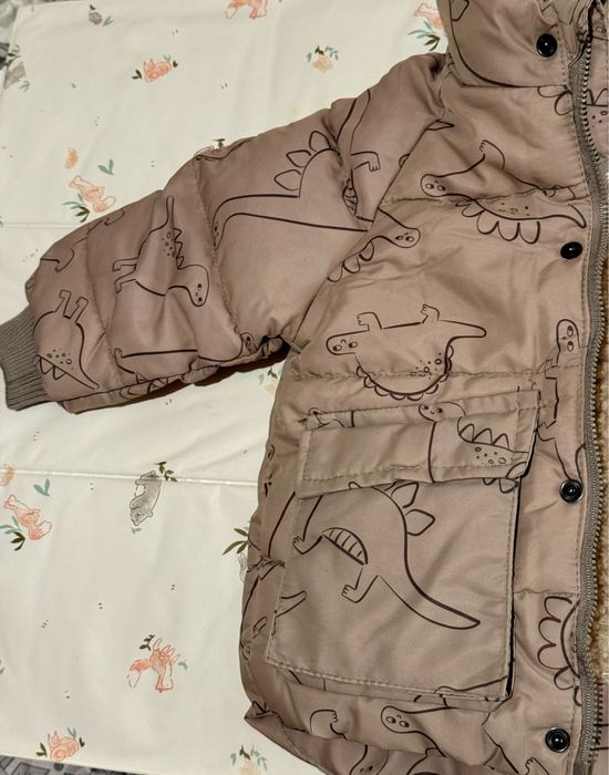 Geacă puffer cu căptușeală sherpa și glugă cu blană artificială